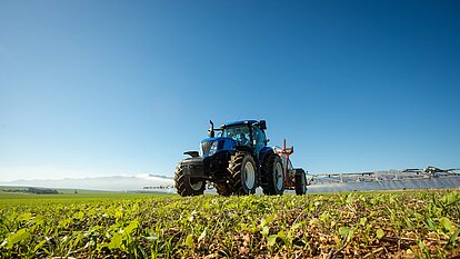 Traktor bei der Bewässerung eines Feldes