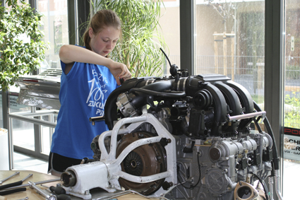 Anna in der Porsche-Werkstatt der VDI-GaraGe Leipzig. Bild: Porsche/VDI-GaraGe Leipzig